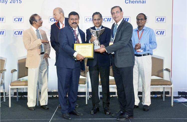 L-R: Shubhendu Das, COO, Schenker India and K Sankar (2nd from right), director (Region South), Schenker India, receive the award from S Ramesh, Chief Commissioner Customs – Chennai (centre).