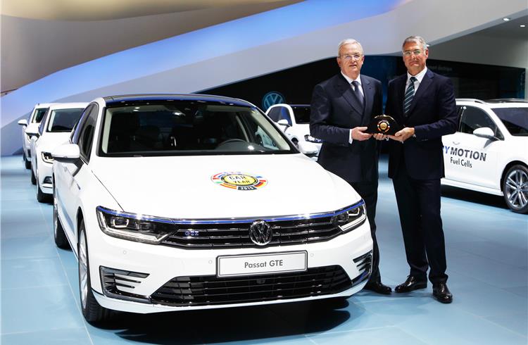 Prof. Martin Winterkorn and Dr. Heinz-Jakob Neusser with the award for the new Passat at the Geneva International Motor Show.