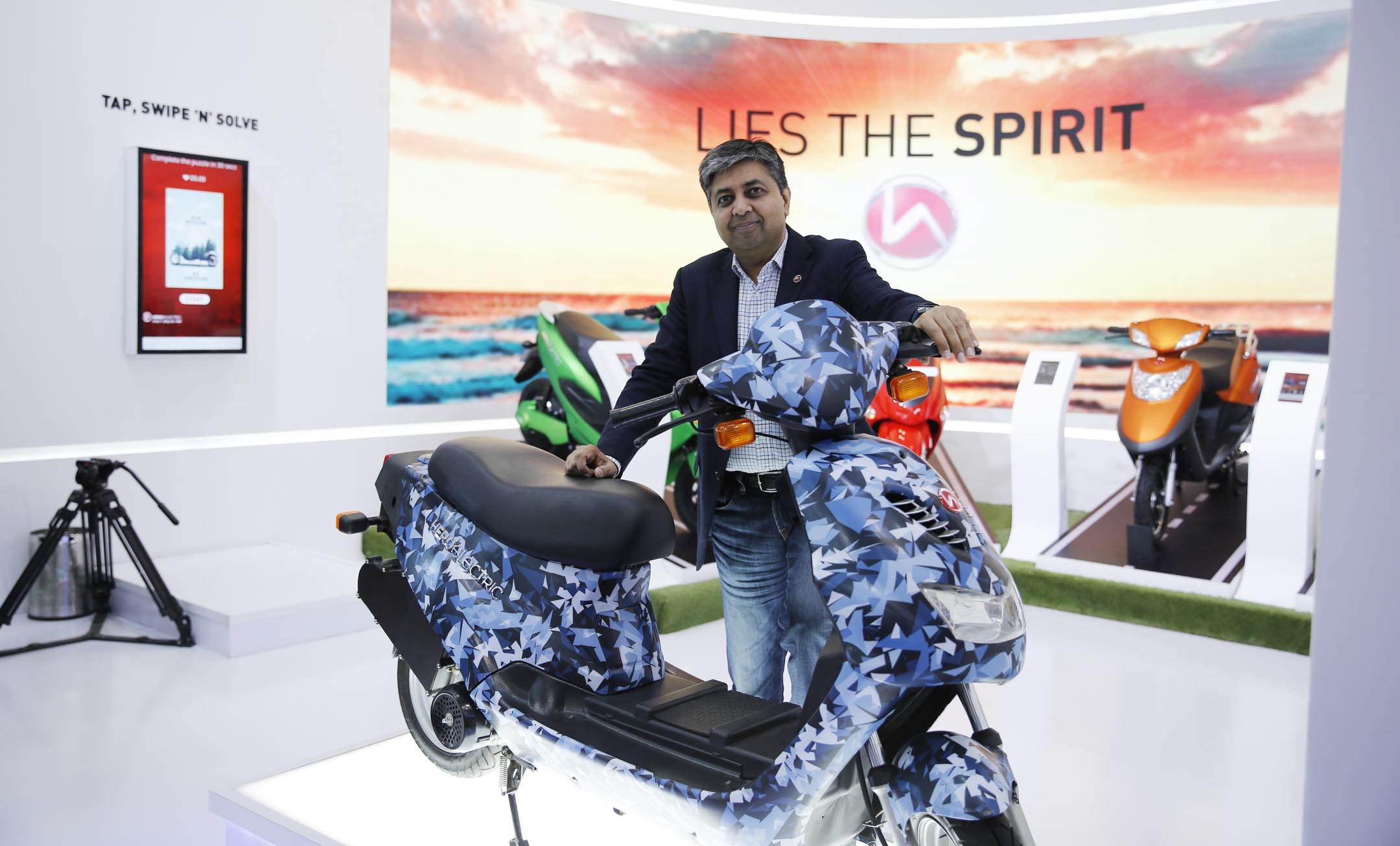 web-naveen-munjal-md-hero-electric-with-axlhe-20-e-bike-at-auto-expo-2