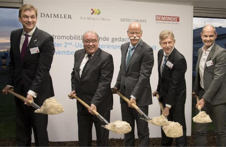 L-R: Klemens Rethmann (Rethmann Group), Uwe Beckmeyer (Parl. Staatssekretär), Dieter Zetsche (CEO Daimler AG), Karl Gerhold (CEO GETEC Group) and Thomas Raffeiner (CEO The Mobilty House) at the ground