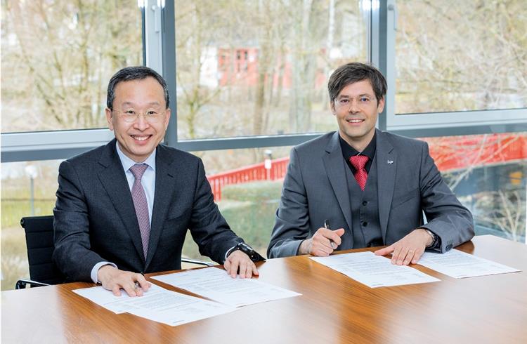 Signing the Letter of Intent: Ph.D. Seh-Woong (S.W.) Jeong, Executive Vice President Samsung SDI (left) and Dr. Hartung Wilstermann, Executive Vice President E-Solutions & Services at Webasto Group (r