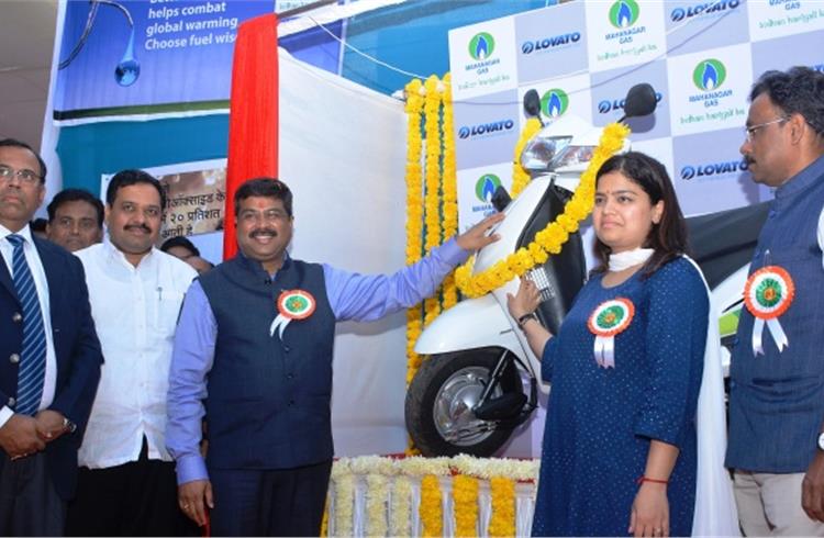L-R: Rajeev Mathur, MD,MGL; Rajesh Pandey, director, MNGL; Dharmendra Pradhan, Union Minister of State (Independent Charge) for Petroleum and Natural Gas; Poonam Mahajan, MP; and  Vinod Tawde, Ministe