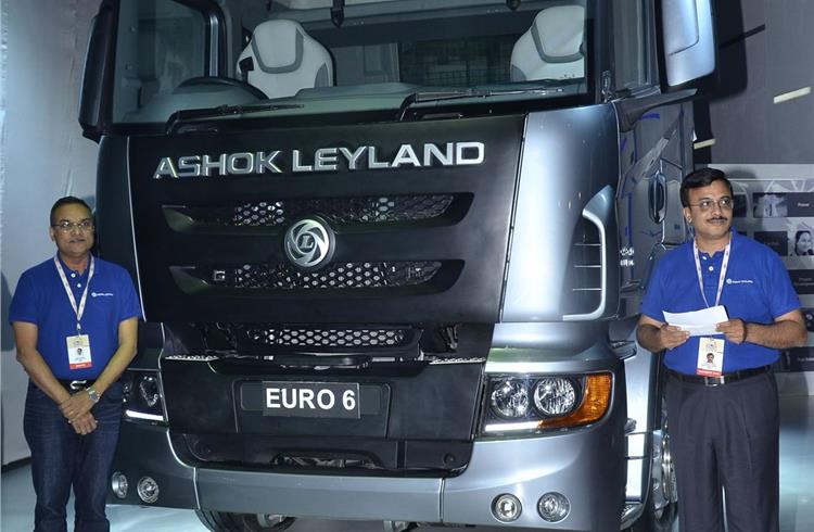 Vinod Dasari, MD, Ashok Leyland, with the 4940 Euro 6-compliant truck.