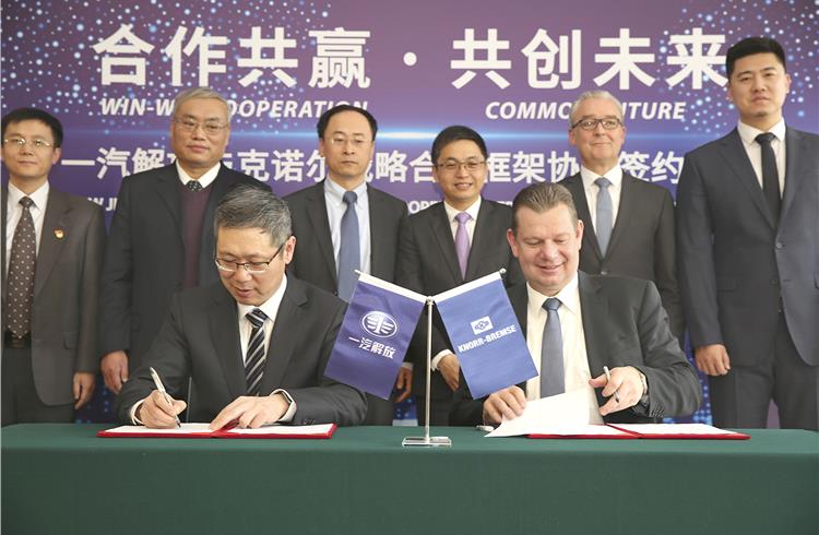 Dr Peter Laier, Member of the Executive Board of Knorr-Bremse and responsible for the CV Systems division, and Hu Hanjie, president of FAW Jiefang, signed the strategic cooperation framework agreement