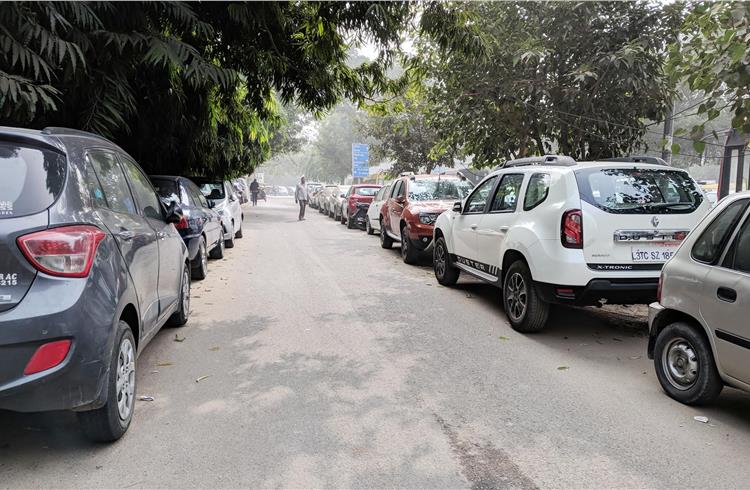 NGT directs Delhi government to discourage roadside parking