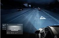 When the distance control system recognises that the distance from the vehicle ahead has fallen below the safety level, a rear-end collision warning symbol is projected.
