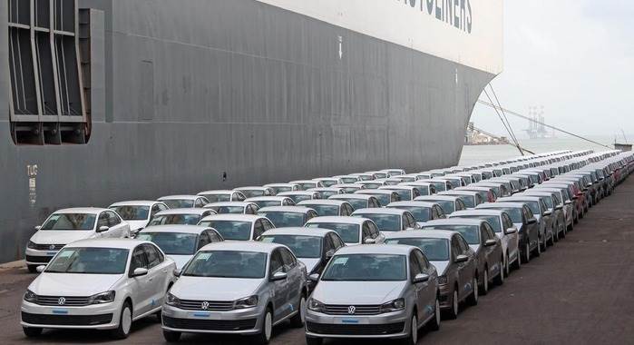 web-volkswagen-cars-lined-up-for-shipping-from-mumbai-port0942-699x380
