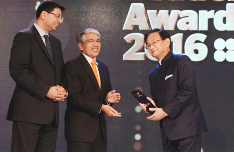 Maruti Suzuki’s K Ayukawa (R) receives 'Best CEO - Multinational Company' from Noshir Kaka, MD McKinsey India (L) and Manish Sabharwal, chairman & co-founder Teamlease (centre) at FILA 2016.