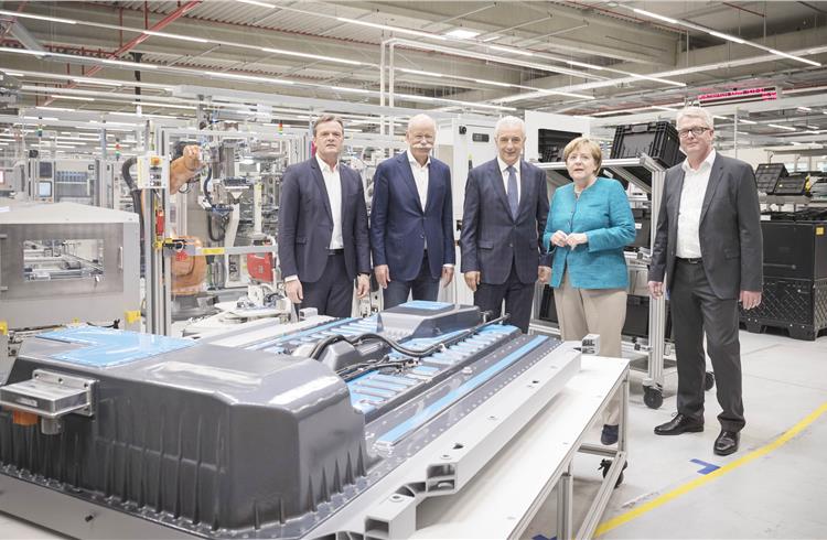 Federal Chancellor Dr. Angela Merkel in a conversation with Daimler AG’s Dieter Zetsche and two employees of Accumotive accompanied by Minister President of Saxony Stanislaw Tillich as well as Mercede