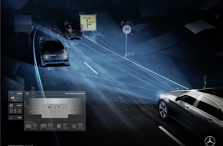 The onboard camera and sensor systems detect other road users.