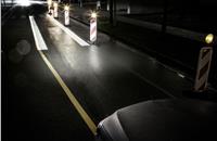 In narrow road construction lanes, for example, a light beam directly guides the driver using a rail lighting.