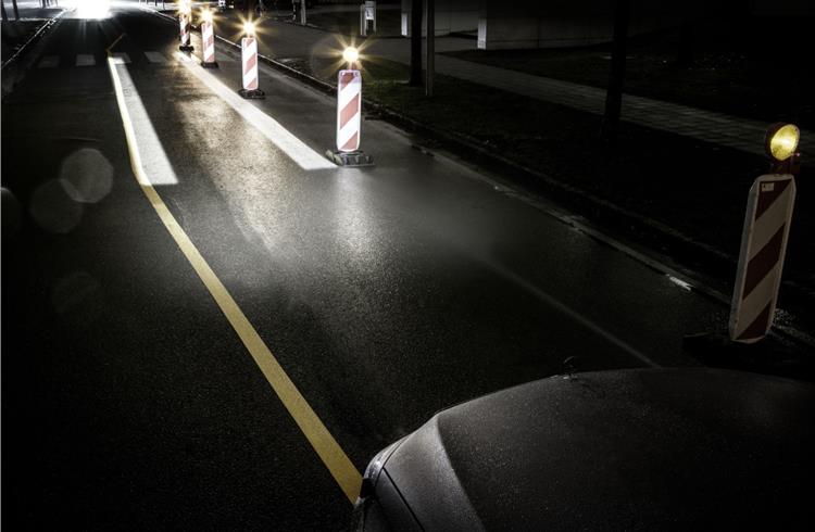 In narrow road construction lanes, for example, a light beam directly guides the driver using a rail lighting.
