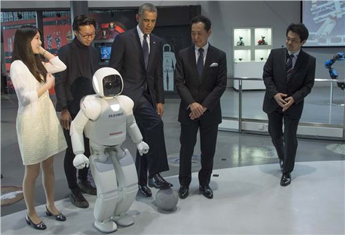 Honda’s ASIMO greets US president Obama　