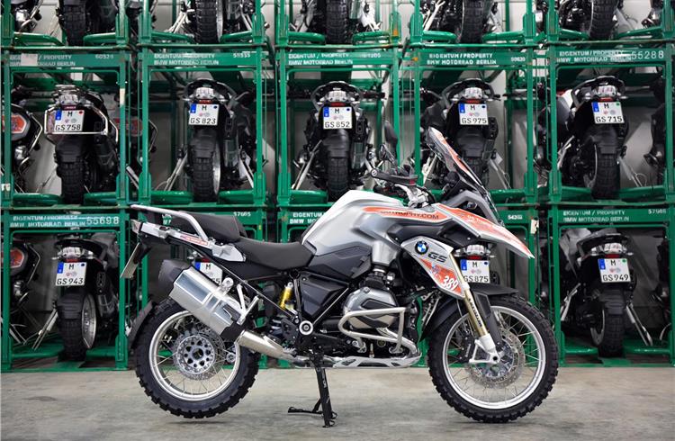 Demand for the R 1200 GS continues to grow. This is an export-ready consignment headed for Thailand.