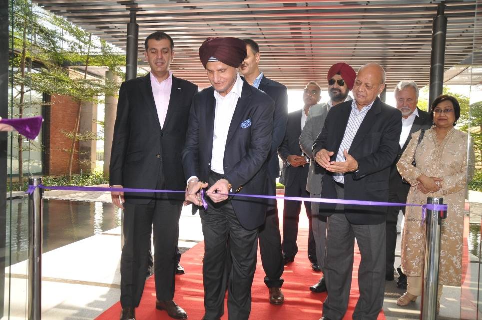 onkar-s-kanwar-chairman-apollo-tyres-inaugurating-the-global-r-d-centre-asia-with-members-of-the-board-and-senior-management-team-standing-beside-him