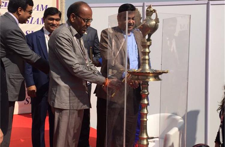 Anant Geete and Nitin Gadkari laud Indian automotive industry