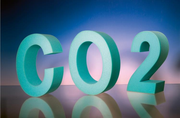 CO2 serves as an alternative raw material, replacing increasingly scarce crude oil in the production of plastic.