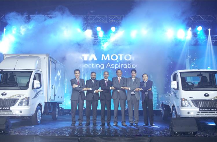 L-R: Rohime B Shafie, Head of Automotive, DRB-HICOM; Rudrarup Maitra, Head – Int’l Biz (CVs), Tata Motors; Mridul Kumar, High Commissioner of India to Malaysia; YBhg Dato’ Abdul Harith Abdullah, Chief