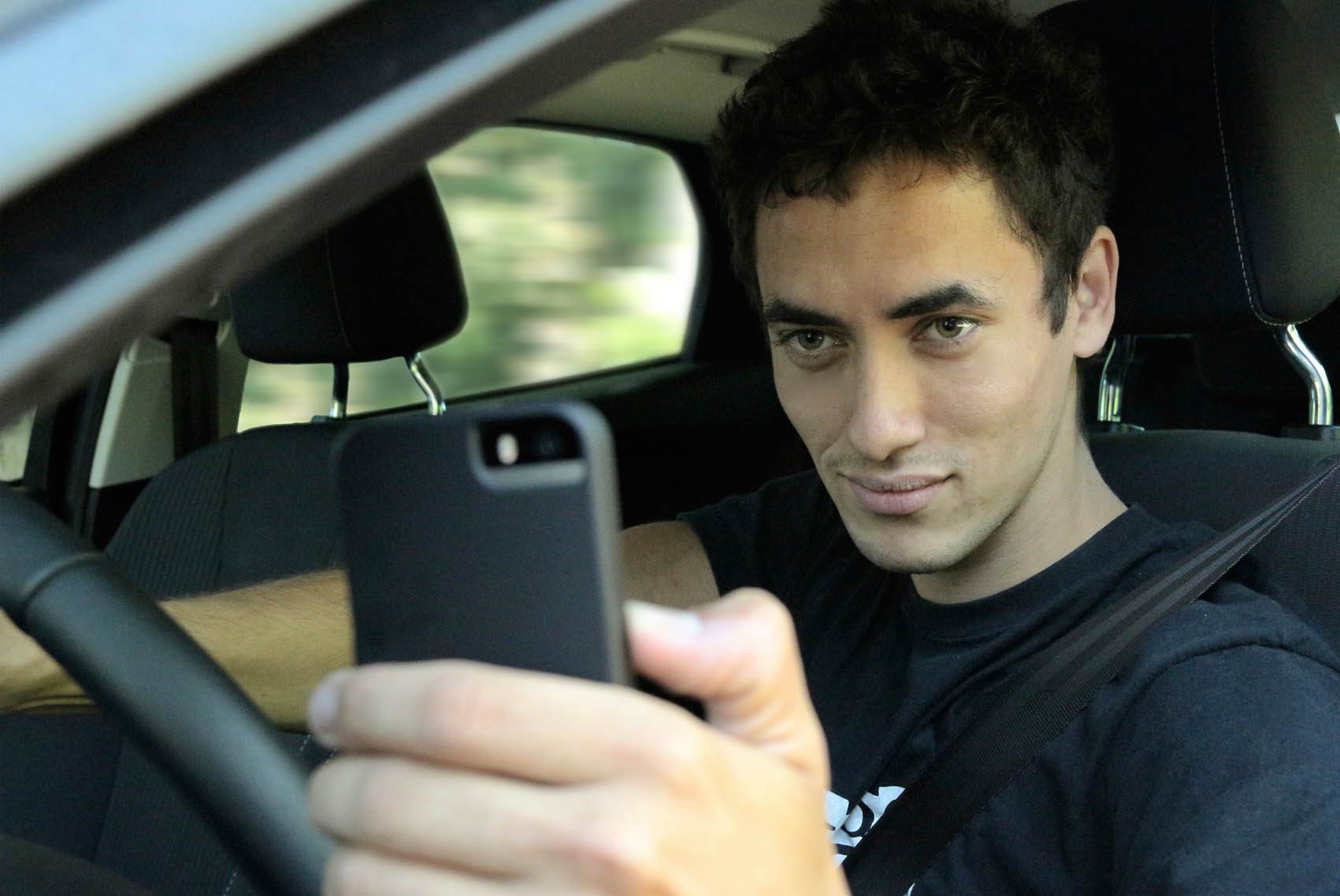 distracted-driving-selfie