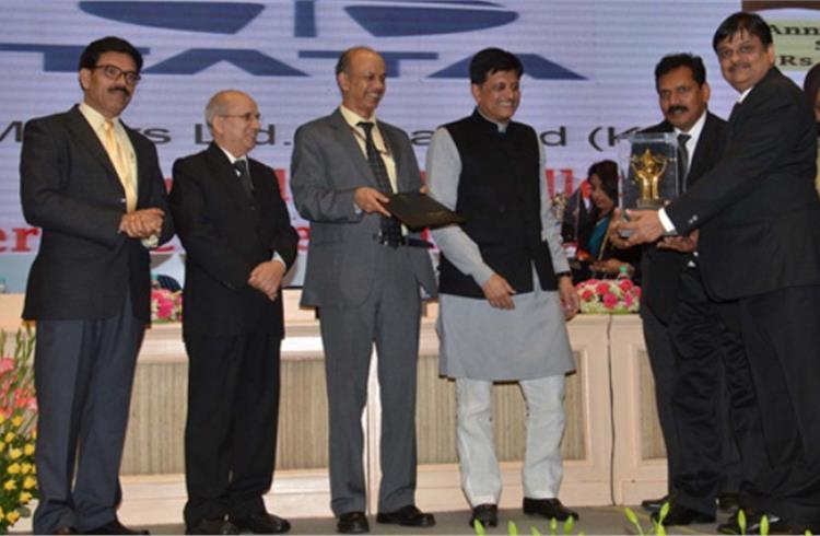 K Mohan Kumar, plant head of Tata Motors, Dharwad plant receiving the award from Piyush Goyal, Minister of State for power, coal, new and renewable energy