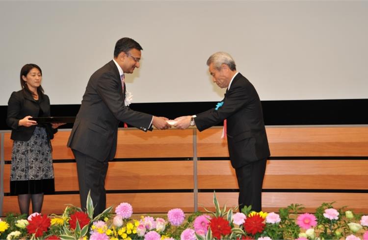 Rohit Saboo, CEO and president, NEI (Left) receiving the Deming Grand Prize, 2015 in Tokyo.