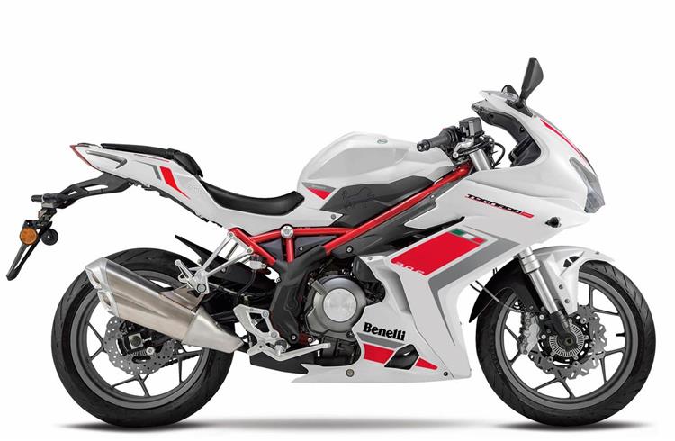 The Benelli Tornado 302 is a faired sibling of the TNT 300, launched in India in March 2015. While both share several components, they also share the 4-stroke, in-line two-cylinder, liquid-cooled, 300