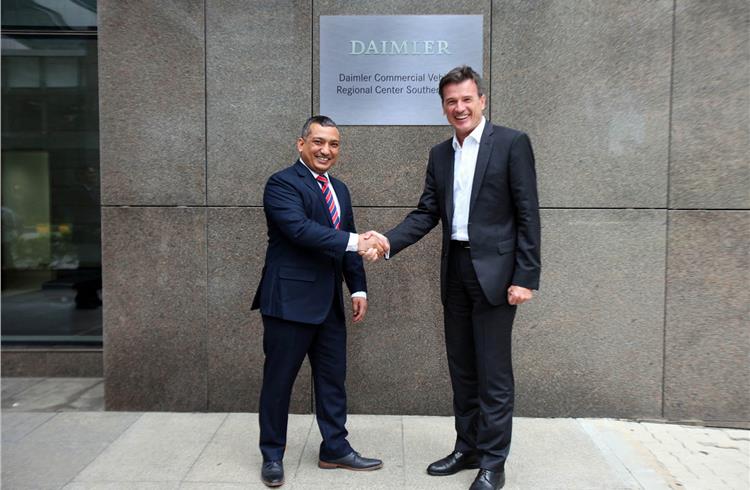 Dr Wolfgang Bernhard, Member of the Board of Management of Daimler AG responsible for Daimler Trucks & Buses (right), and Amit Bisht, Head of the Daimler Regional Center Southern Asia at the opening o
