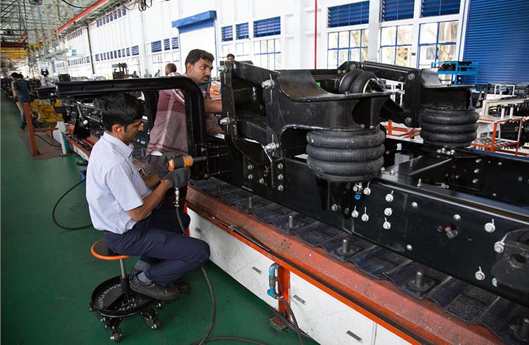 A typical Ashok Leyland M&HCV consists of between 300-400 parts sourced from vendors across the country. Lift axle assembly in progress on a chassis.
