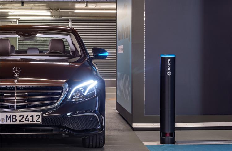 Driverless parking in real-life traffic: World premiere in the multi-storey car park of the Mercedes-Benz Museum.