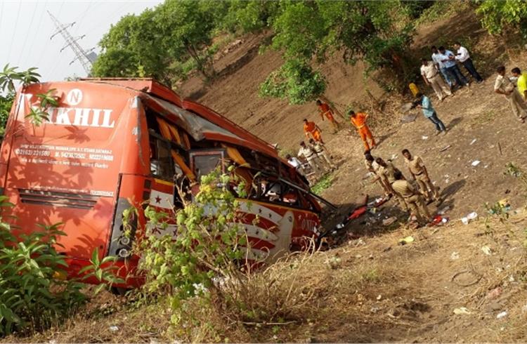 Mumbai-Pune Expressway sees yet another horrific accident