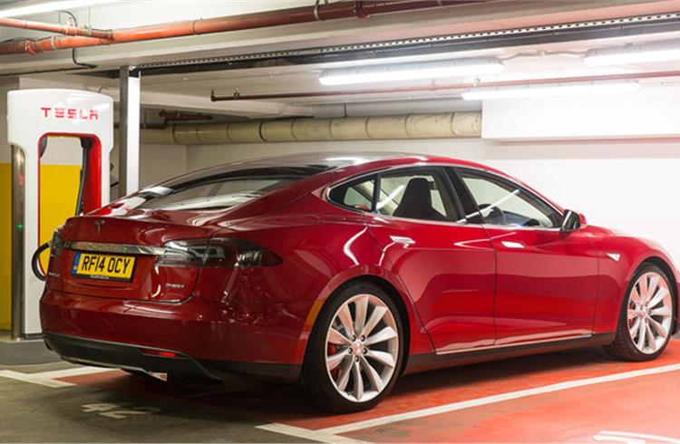 Tesla’s new software can now auto-park cars