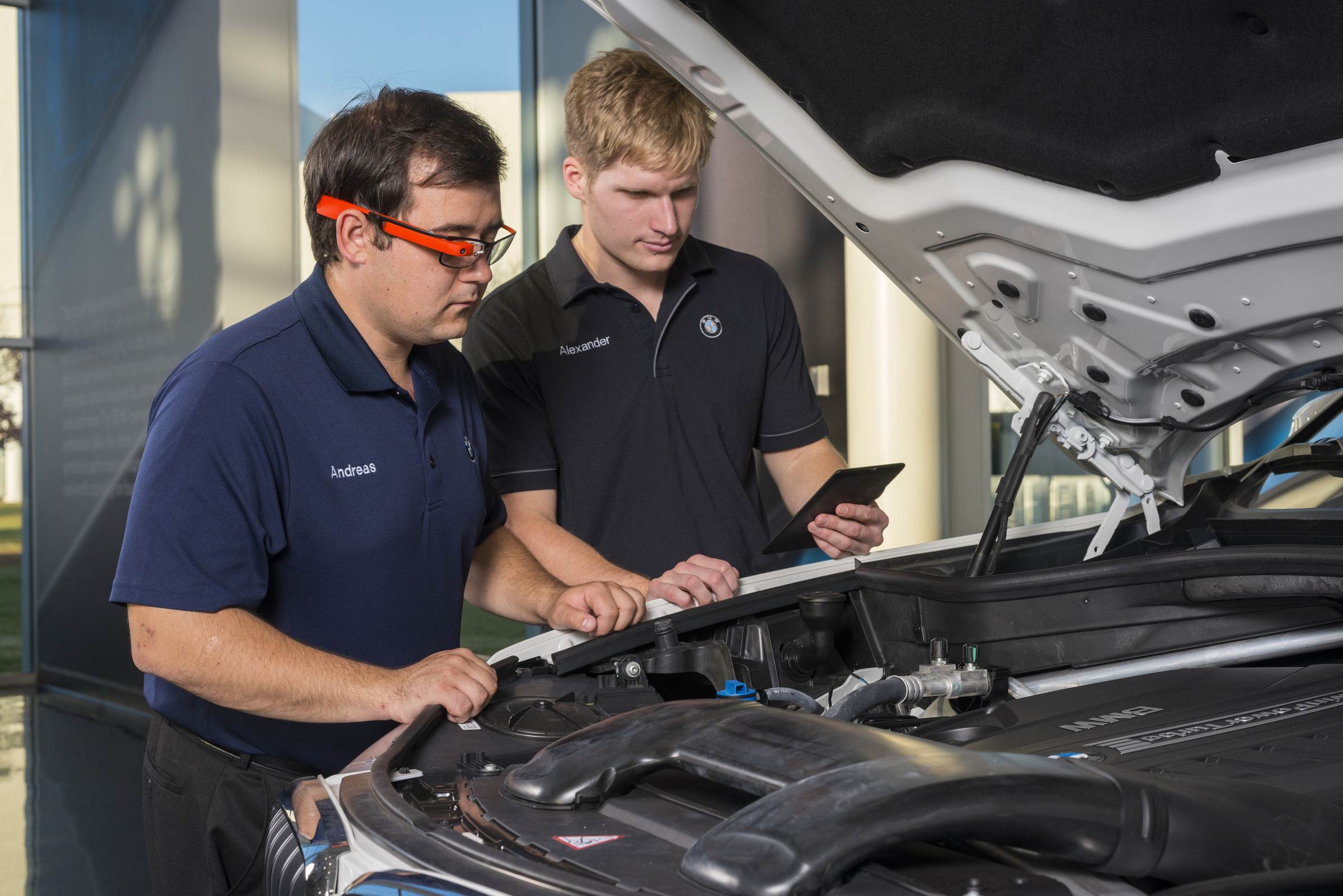 Brein Assortiment Als reactie op de BMW Group uses Google Glass for quality assurance in production | Autocar  Professional