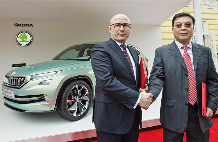 L-R: Skoda CEO Bernhard Maier and president of SAIC Motor Corporation Chen Zhixin signed an MoU for 2 billion euros in expanding the model range and developing new technologies.