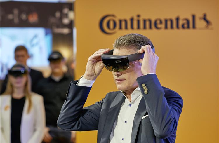 A view into the future: Continental CEO Dr. Elmar Degenhart takes a look at the cockpit of the future.