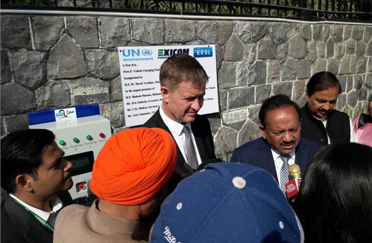 Erik Solheim and Dr Harsh Vardhan interacting after the inauguration