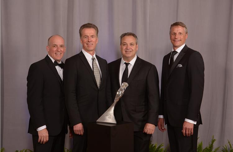 Magna CEO Don Walker and executives from Magna’s lighting team at the GM Supplier of the Year awards ceremony