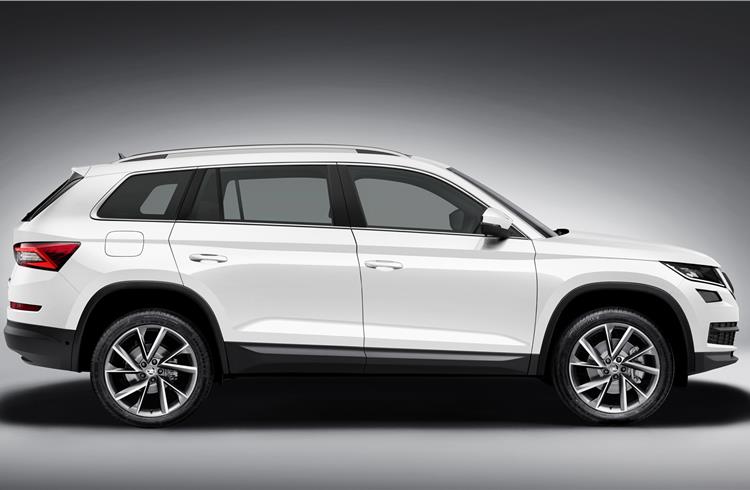 In the side view, the long wheelbase and short overhangs point to the Kodiaq's large interior.