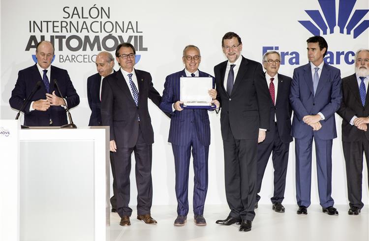 The prime minister of Spain, Mariano Rajoy (fourth from right), presented the award to Walter de Silva, head of Volkswagen Group Design, at the opening event of the Barcelona show.