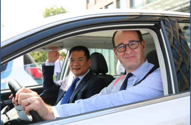 Jin ZheYong, chairman and president, Anhui Zotye Automobile, and Peter Fleet, VP, Ford Group and president, Ford Asia Pacific.
