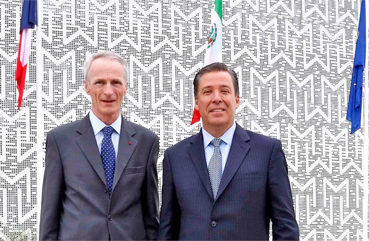 Jean-Dominique Senard, CEO of Michelin, and Miguel Márquez Márquez, governor of Guanajuato. The new plant in León (Guanajuato state) is the Michelin Group’s 21st in North America and 69th worldwide.