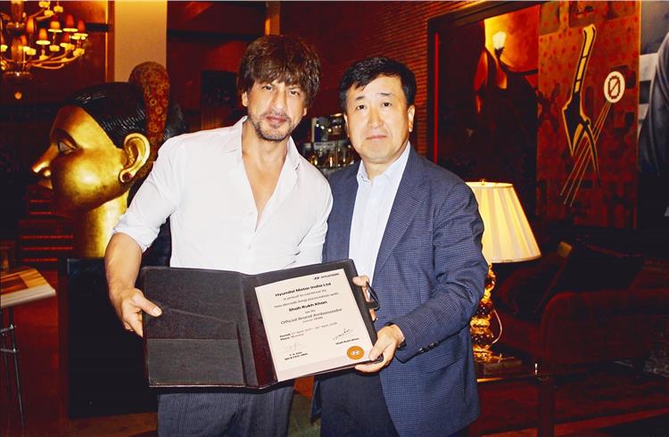 Shah Rukh Khan and YK Koo, MD and CEO, Hyundai Motor India, seal the deal.
