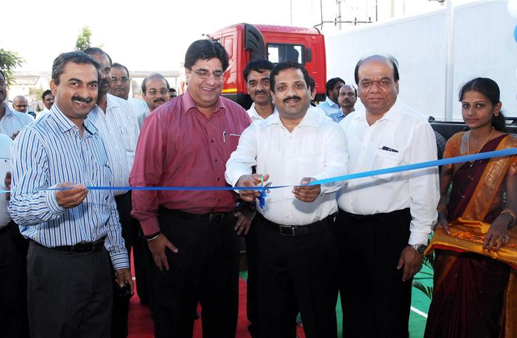 Mukund Krishnamurthy, regional manager – South, CV Business Unit, Tata Motors, inaugurates the Tumkur facility.