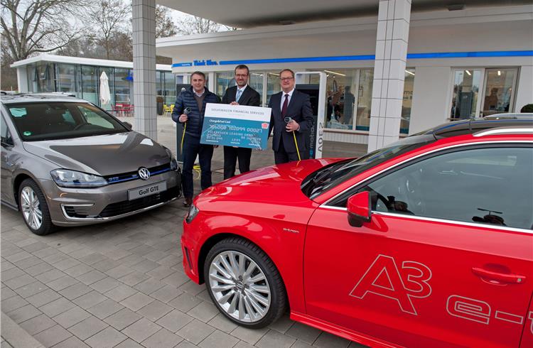 Nationwide current load and fuel tank up with just one card. Klaus Allofs (Managing VfL Wolfsburg), Gerhard Künne (CEO of Volkswagen Leasing) and Thomas Lieber (Head Electric Traction Volkswagen cars)