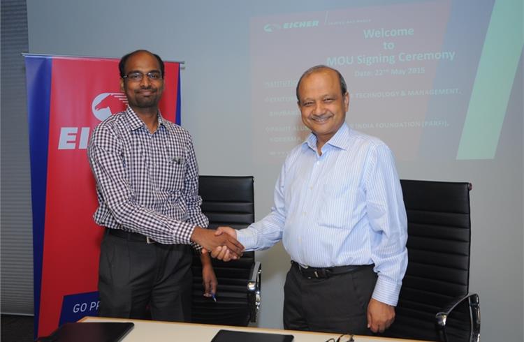 Vinod Aggarwal, CEO, VE Commercial Vehicles (right) and Avinash Jupudi, lead sevak – Client a& Partners, PanIIT at the MoU signing.
