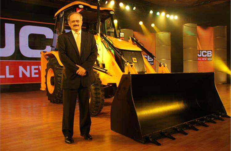 JCB launches new 3DX backhoe loader with ecoMax engine