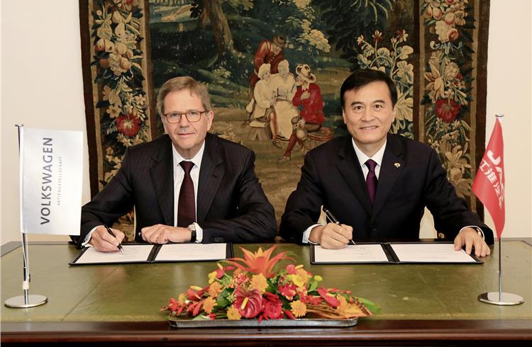 Prof. Dr. Jochem Heizmann, Member of the Board of Management of Volkswagen Aktiengesellschaft as well as president and CEO of Volkswagen Group China, and An Jin, chairman of Anhui Jianghuai Automobile