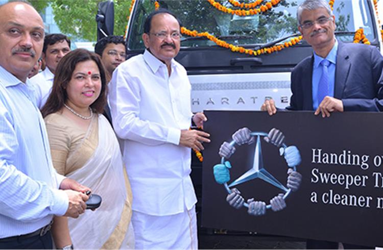 Mercedes-Benz India donates vacuum cleaning  truck to NDMC