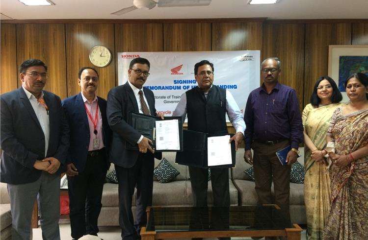 Prabhu Nagraj, vice-president, Customer Service, HMSI signing the MoU with Manoj Kumar (IAS), director, DTTE, government of NCT of Delhi.