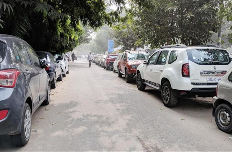 Click pics of illegally parked cars and get rewarded: Nitin Gadkari