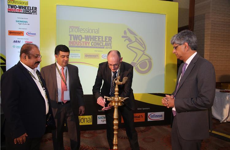 John K Paul, president, FADA; Hormazd Sorabjee, editor, Autocar India, Torsten Bellon, VP, Product Line - Non-Auto, Continental AG; and Jayant Davar, co-chairman and MD, Sandhar Technologies, light the ceremonial lamp.